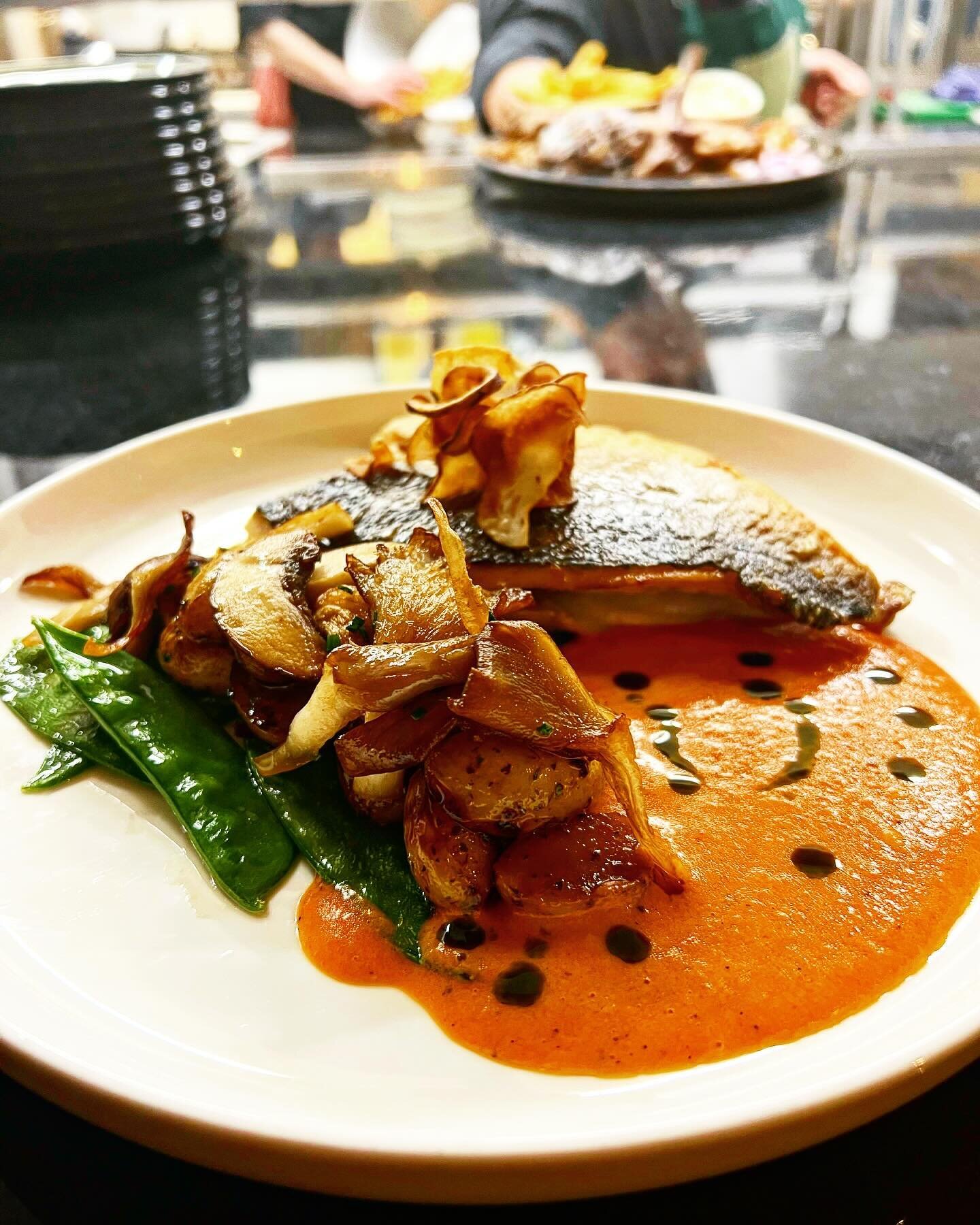 Ook voor de visliefhebbers, ben je @restaurantenya aan het juiste adres. Heerlijke  Mediterrane gerechten, vol van smaak en met passie bereid. 
#vis  #visgerechten #mediteraneanfood #greektaste #greekfood #restaurantenya #moderngreekfood #shareddinin